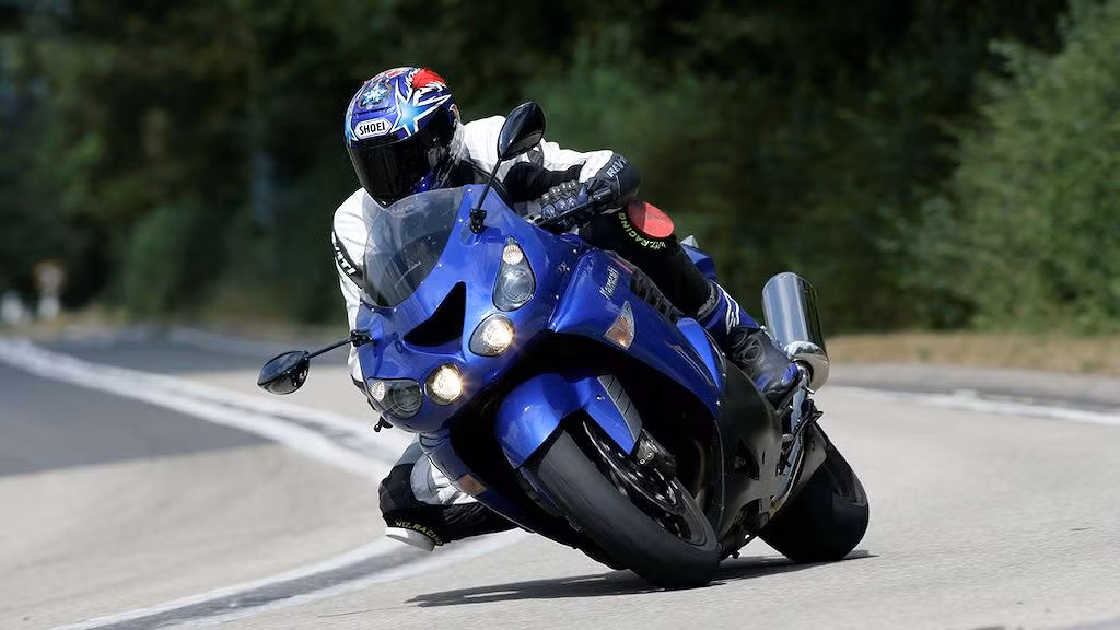 Là đối thủ trực tiếp của Hayabusa, nhưng Kawasaki ZZR1400 (hay Ninja ZX-14R) có tốc độ tối đa chỉ lớn hơn đúng 3km/h. Dù không lâu đời bằng Hayabusa, nhưng chiếc ZZR1400 hiện đang được bán cũng đã rất cũ khi đã ra đời từ 12 năm trước.