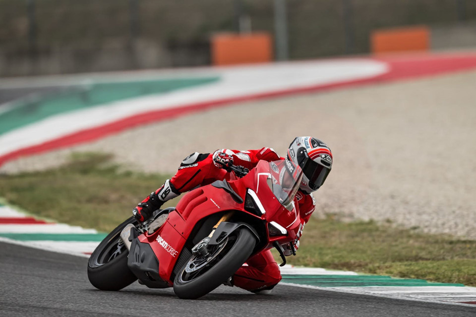 Panigale V4 R - siêu môtô mạnh nhất của Ducati sở hữu cánh gió. Là xe thương mại nhưng Ducati làm ra chiếc Panigale V4 R với mục đích chính là tham gia giải đua WSBK. Vì vậy, Panigale V4 R có hiệu suất cực cao với công nghệ xe đua. Khối động cơ V4 1.103 cc sản sinh công suất 214 mã lực trên Panigale V4 S được cắt giảm xuống còn 998 cc trên Panigale V4 R. Dù dung tích nhỏ hơn nhưng do được áp dụng các công nghệ xe đua, Panigale V4 R sở hữu sức mạnh lên đến 221 mã lực và mô-men xoắn 112 Nm.
