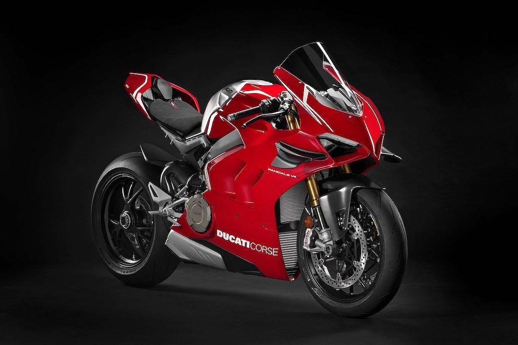 Dù có dung tích động cơ giảm so với các phiên bản Panigale V4 khác nhưng nhờ những công nghệ của xe đua, Ducati Panigale V4 R đã có hiệu năng cao hơn nhiều. Động cơ xe vẫn cực kỳ mạnh mẽ với công suất tối đa lên tới 221 mã lực và mô-men xoắn 112Nm. Nếu lắp pô Akrapovic full-system, công suất xe sẽ được đẩy lên cao tới 234 mã lực - biến Panigale V4 R trở thành chiếc Ducati thương mại mạnh nhất trong lịch sử. Để bạn đọc dễ so sánh, Panigale V4 thường mạnh 214 mã lực và bản V4 Speciale cũng chỉ đạt 226 mã lực.