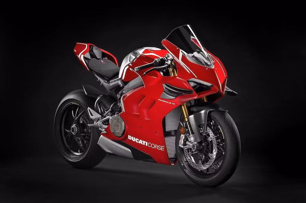 Dù có dung tích động cơ giảm so với các phiên bản Panigale V4 khác nhưng nhờ những công nghệ của xe đua, Ducati Panigale V4 R đã có hiệu năng cao hơn nhiều. Động cơ xe vẫn cực kỳ mạnh mẽ với công suất tối đa lên tới 221 mã lực và mô-men xoắn 112Nm. Nếu lắp pô Akrapovic full-system, công suất xe sẽ được đẩy lên cao tới 234 mã lực - biến Panigale V4 R trở thành chiếc Ducati thương mại mạnh nhất trong lịch sử. Để bạn đọc dễ so sánh, Panigale V4 thường mạnh 214 mã lực và bản V4 Speciale cũng chỉ đạt 226 mã lực.
