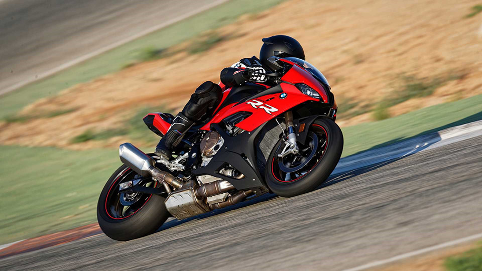 BMW S1000RR thế hệ mới là một trong những mẫu xe được mong chờ nhất hiện nay. Sau 10 năm, ''cá mập'' chính thức nhận được sự thay đổi toàn diện về cả thiết kế và động cơ. Động cơ trên S1000RR 2019 vẫn là khối động cơ 4 xy-lanh thẳng hàng DOHC 16 van, dung tích 999 cc, tuy nhiên đã được thiết lập lại hoàn toàn. Động cơ này sản sinh công suất 207 mã lực (tăng 8 mã lực) tại 13.500 vòng/phút và mô-men xoắn 113 Nm tại 11.000 vòng/phút