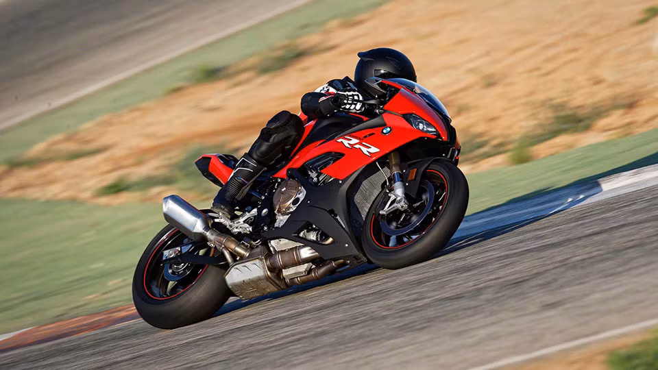 BMW S1000RR thế hệ mới là một trong những mẫu xe được mong chờ nhất hiện nay. Sau 10 năm, ''cá mập'' chính thức nhận được sự thay đổi toàn diện về cả thiết kế và động cơ. Động cơ trên S1000RR 2019 vẫn là khối động cơ 4 xy-lanh thẳng hàng DOHC 16 van, dung tích 999 cc, tuy nhiên đã được thiết lập lại hoàn toàn. Động cơ này sản sinh công suất 207 mã lực (tăng 8 mã lực) tại 13.500 vòng/phút và mô-men xoắn 113 Nm tại 11.000 vòng/phút