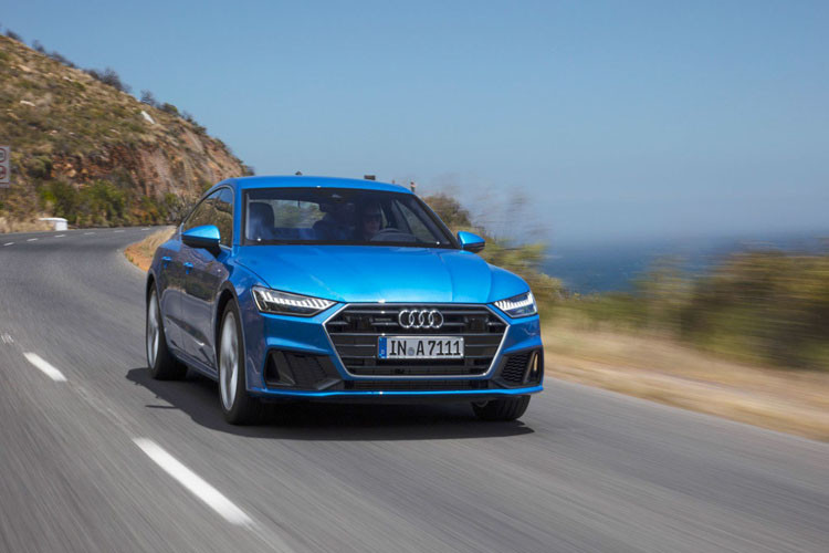 Xe được hãng xe sang Audi thiết kế hiện đại và sang trọng hơn. Lưới tản nhiệt đơn khổ rộng được bao bọc bởi đèn pha LED tiêu chuẩn. Cùng với đó, Audi A7 Sportback Premium 2019 sở hữu khá nhiều cải tiến từ thiết kế cho đến các tính năng trên xe.