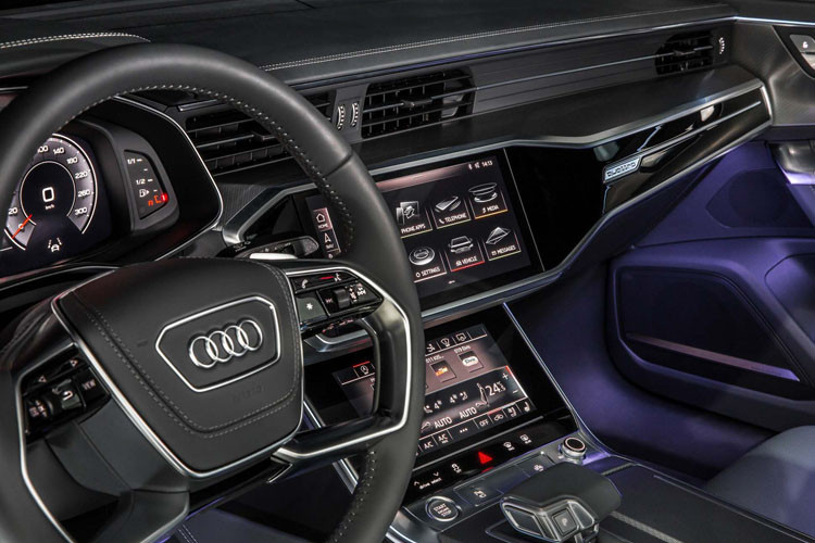 Vô lăng 3 chấu bọc da thể thao tích hợp các phím chức năng thông thường.