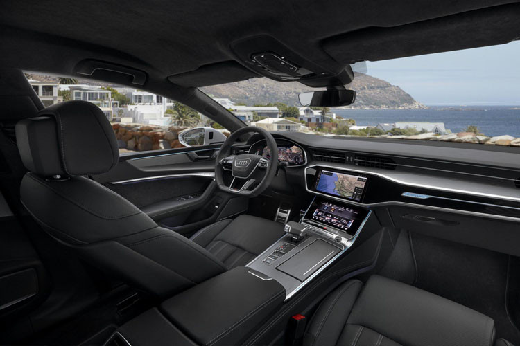 Bảng điều khiển trung tâm của xe bao gồm 2 màn hình cảm ứng 8,8 inch và 8,6 inch giúp hỗ trợ tốt hơn cho người lái.