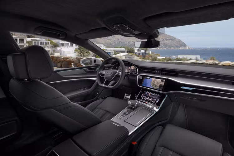 Bảng điều khiển trung tâm của xe bao gồm 2 màn hình cảm ứng 8,8 inch và 8,6 inch giúp hỗ trợ tốt hơn cho người lái.