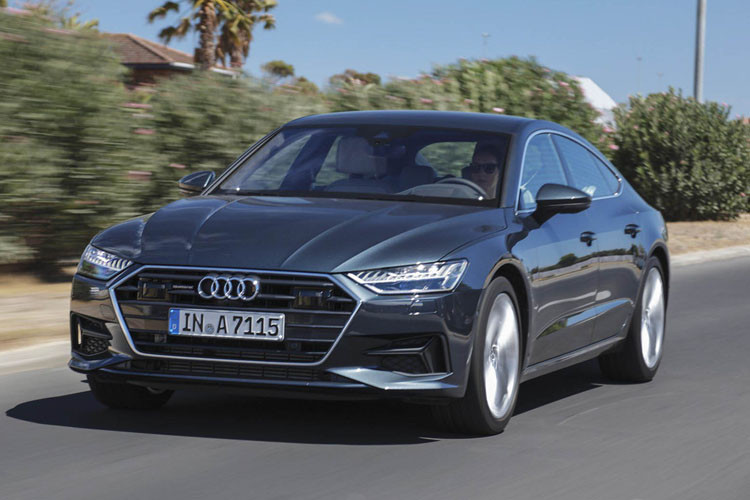 Với mức giá này, các phiên bản thường sẽ được trang bị tiêu chuẩn gồm cửa sổ trời toàn cảnh, cánh lướt gió phía sau và bộ mâm hợp kim kích thước 19-inch.