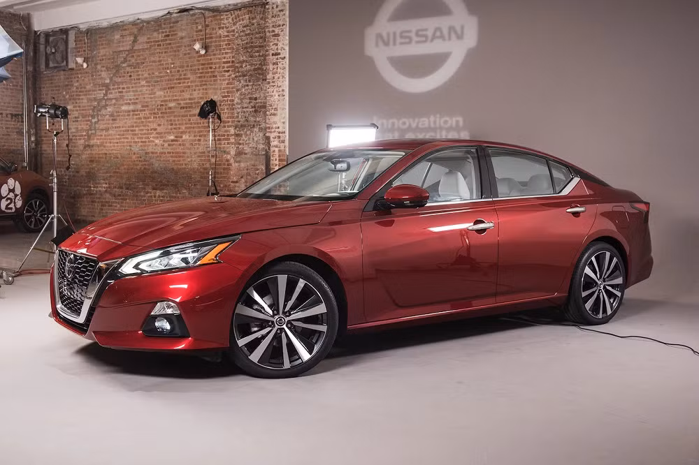 Về thiết kế, Altima 2019 được hãng xe ôtô Nissan lấy cảm hứng thiết kế từ mẫu xe concept Vmotion 2.0. Tuy nhiên có một vài chi tiết được cải tiến mới khác biệt đó là cụm đèn pha mang thiết kế hầm hố...