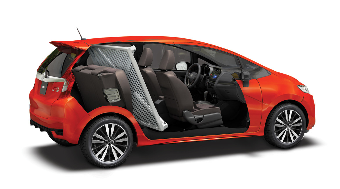 Hai hàng ghế này có thể được bố trí theo nhiều chế độ khác nhau một cách nhanh chóng và dễ dàng, nhằm thích ứng ngay lập tức với các hoàn cảnh và nhu cầu sử dụng khác nhau.