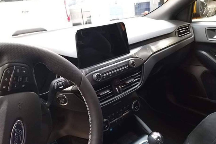 Bên trong nội thất không được hãng xe ôtô Ford thay đổi nhiều so với trước đây. Đáng chú ý là các chi tiết trang trí giả sợi carbon, các chi tiết kim loại và vô-lăng bọc da khâu chỉ trắng tương phản.