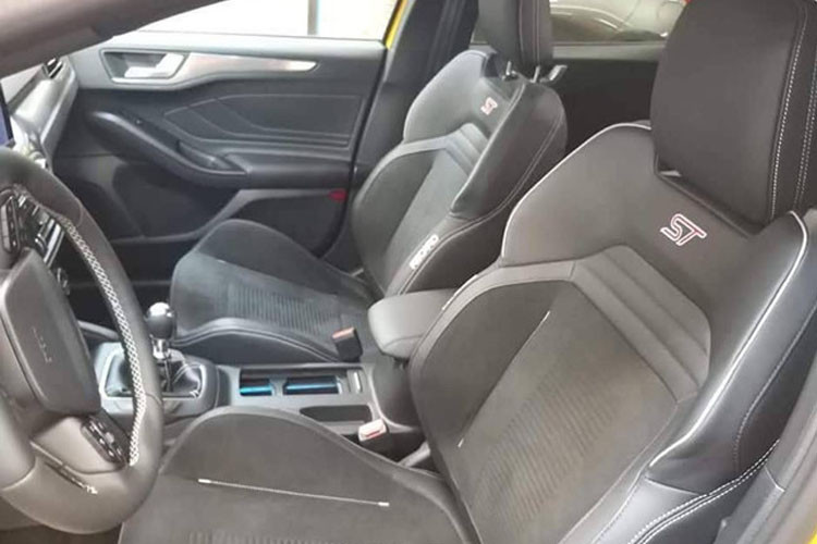 Bộ ghế thể thao Recaro với huy hiệu ST ở hàng ghế trước. Ford Focus ST 2019 còn sở hữu loạt nâng cấp hiệu suất khác. Chủ yếu tập trung ở hệ thống treo, sẽ thấp hơn và cứng hơn so với mẫu cơ bản.
