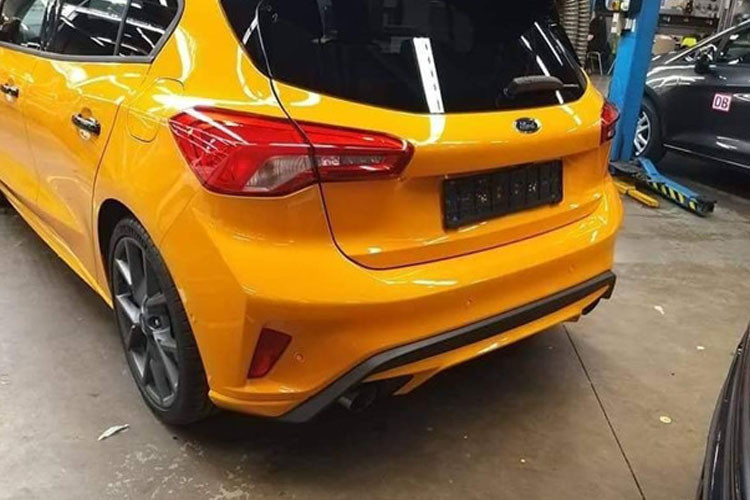 Focus ST 2019 được trang bị thanh cản va sau khối lượng nhẹ và hệ thống ống xả kép thể thao. Focus ST là mẫu xe hiệu suất nên phần động cơ rất quan trọng. Xe sử dụng bộ EcoBoost 2.3 lít 4 xy-lanh mới. Trên mẫu Mustang phiên bản châu Âu, động cơ này cho công suất 286 mã lực và mô-men xoắn 440 Nm. Ngoài ra các thông số khi sử dụng trên Focus ST chưa được xác nhận.