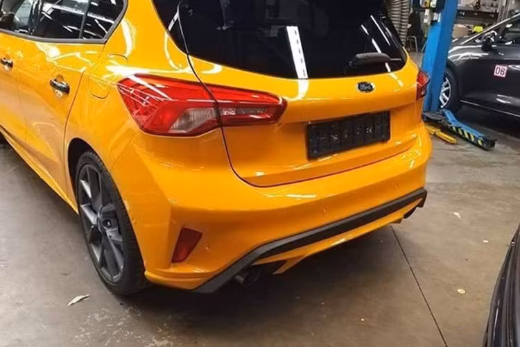 Focus ST 2019 được trang bị thanh cản va sau khối lượng nhẹ và hệ thống ống xả kép thể thao. Focus ST là mẫu xe hiệu suất nên phần động cơ rất quan trọng. Xe sử dụng bộ EcoBoost 2.3 lít 4 xy-lanh mới. Trên mẫu Mustang phiên bản châu Âu, động cơ này cho công suất 286 mã lực và mô-men xoắn 440 Nm. Ngoài ra các thông số khi sử dụng trên Focus ST chưa được xác nhận.