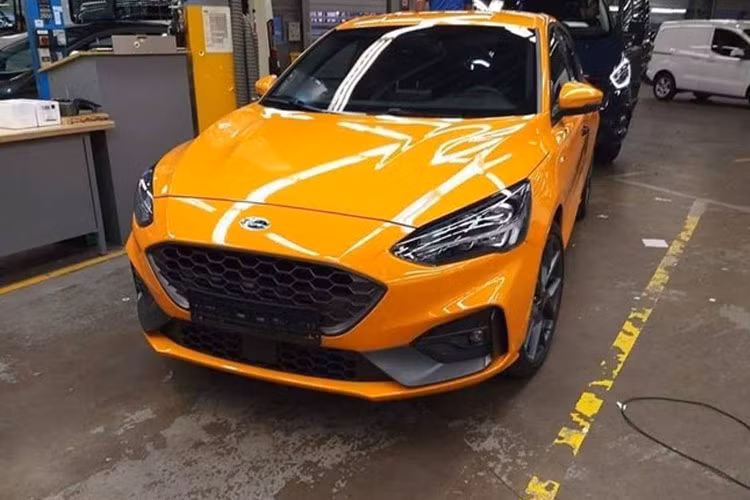 Mới đây nhất một vài hình ảnh đầu tiên về Focus ST 2019 tại nhà máy lắp ráp đã bị rò rỉ trên một diễn đàn kín. Những hình ảnh ban đầu cho thấy, Ford Focus ST 2019 mới sở hữu thiết kế thê thao, hầm hố hơn trước.