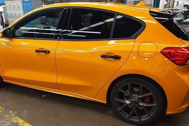 Thân xe có phần gân guốc, cơ bắp hơn so với bản tiền nhiệm. Xe được trang bị bộ vành thể thao khối lượng nhẹ, hệ thống phanh hiệu suất cao kết hợp với kẹp phanh màu đỏ nổi bật.