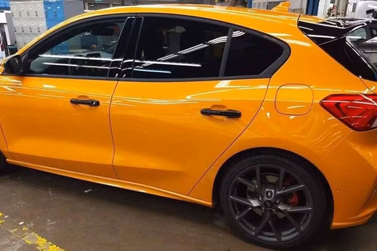 Thân xe có phần gân guốc, cơ bắp hơn so với bản tiền nhiệm. Xe được trang bị bộ vành thể thao khối lượng nhẹ, hệ thống phanh hiệu suất cao kết hợp với kẹp phanh màu đỏ nổi bật.