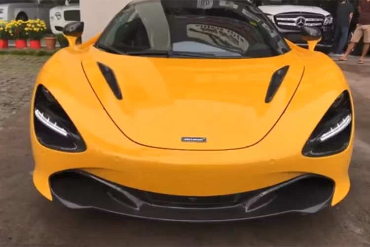 Ngoại hình của siêu xe McLaren 720S mới gây ấn tượng với phần đầu xe xuất hiện cụm đèn pha dạng LED và dải đèn LED định vị ban ngày. Hốc đèn pha còn đóng vai trò truyền luồng không khí đến bên sườn xe và phần bên dưới của đầu xe xuất hiện cánh lướt gió chống nâng để giúp siêu xe này vận hành ổn định ở tốc độ cao.