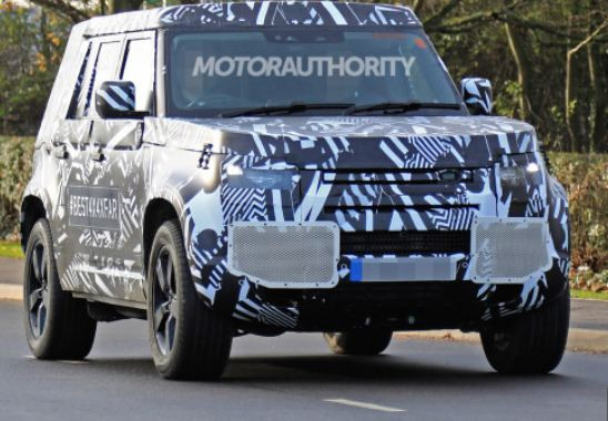 Mẫu xe Land Rover Defender 2021 bản 3 cửa sẽ được chào bán vào năm 2020. Tuy nhiên mới đây, siêu phẩm này đã lộ ảnh đang chạy thử trong tình trạng được dán kín khiến nhiều người tò mò.