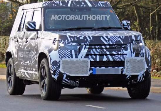 Mẫu xe Land Rover Defender 2021 bản 3 cửa sẽ được chào bán vào năm 2020. Tuy nhiên mới đây, siêu phẩm này đã lộ ảnh đang chạy thử trong tình trạng được dán kín khiến nhiều người tò mò.