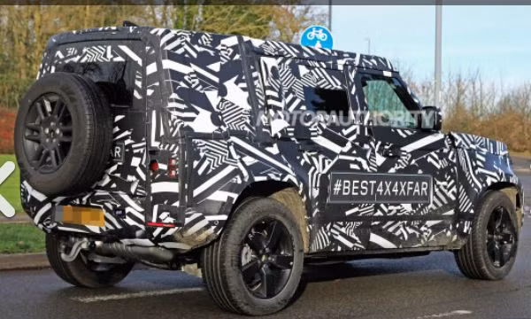 Các phiên bản hybrid của Range Rover và Range Rover Sport cũng sẽ sử dụng cấu trúc động cơ tương tự, với công suất 398 mã lực và mô-men xoắn 640 Nm. Ngoài ra, bản hiệu suất cao có thể dùng động cơ tăng áp 6 xi-lanh.