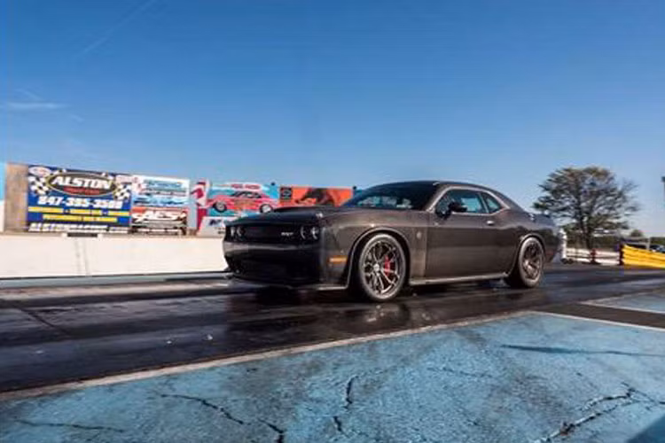 Ở dạng nguyên bản, mẫu xe cơ bắp Dodge Challenger Demon vốn đã có khả năng chạy hết đường đua drag 1/4 dặm (402m) chỉ trong 9,65 giây ở vận tốc 225km/h. Nên việc công suất xe tăng gấp 1,6 lần mạnh đến 1.400 mã lực khiến không ít người phải choáng.