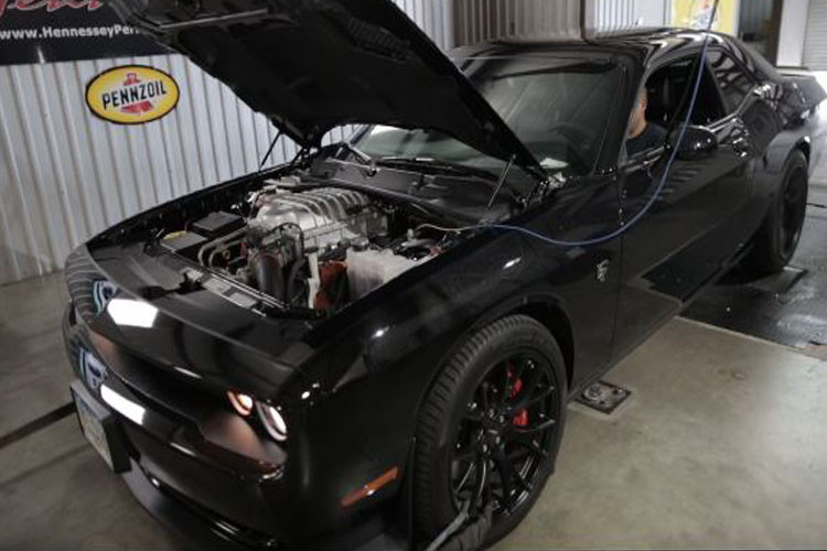 Công suất 1.400 mã lực là con số được đo ở trục khuỷu. Theo nhận định từ hãng độ, sau khi trừ đi sự hao hụt công suất khi truyền qua hộp số và cầu sau, công suất còn lại khi đo trực tiếp ở các bánh sau cũng lên tới 1.203 mã lực.