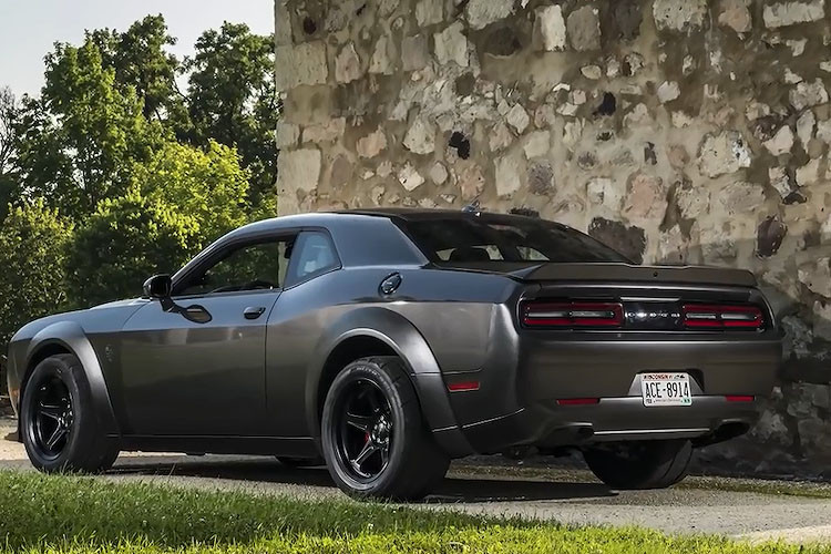 Toàn bộ các panel thân của mẫu xe cơ bắp Mỹ - Challenger Demon đã được hãng thay bằng sợi carbon để giảm trọng lượng tối đa.