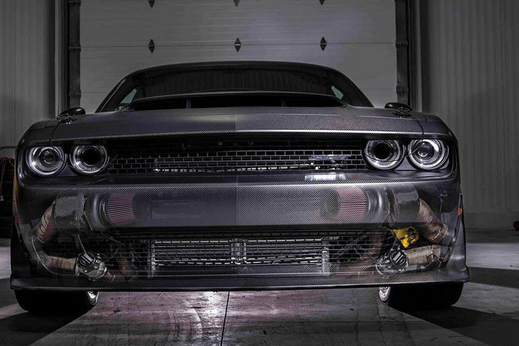 Để nâng cấp động cơ xe, hãng độ SpeedKore tới từ Mỹ đã loại bỏ đi bộ siêu nạp nguyên bản, SpeedKore đã thay cho Challenger Demon một cặp turbo được giấu gọn phía sau cản trước.