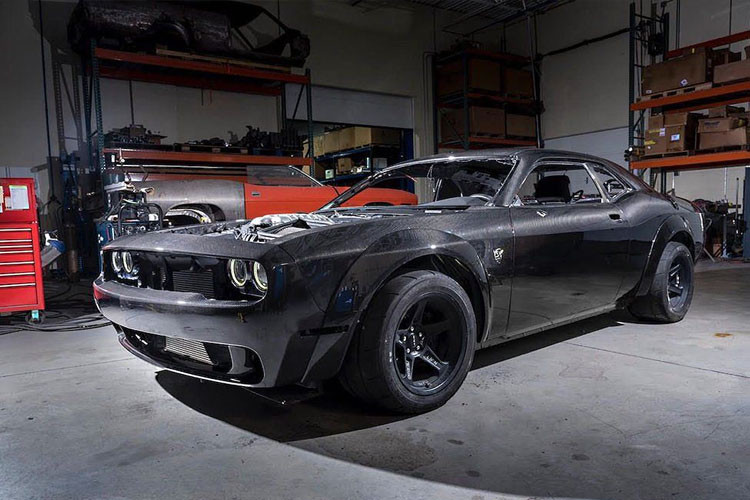 Dựa trên chiếc xế độ Challenger Demon có cấu hình rất gần với xe đua drag chuyên nghiệp và sở hữu động cơ 6.2l V8 siêu nạp mạnh tới 840 mã lực, hãng độ SpeedKore tới từ Mỹ đã tạo ra bản độ Challenger Demon tăng áp kép đầu tiên trên thế giới.