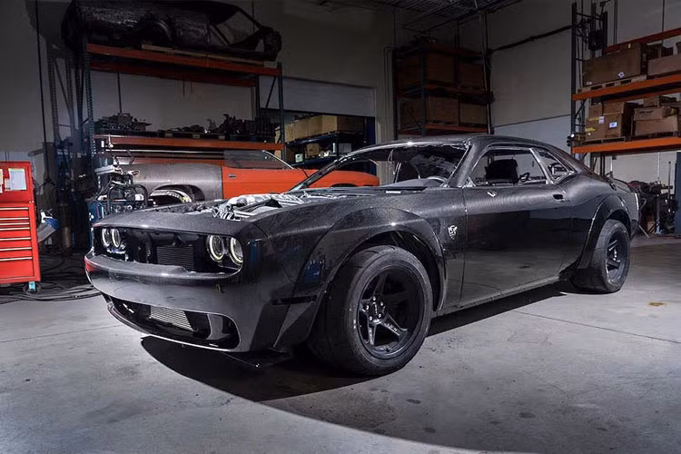 Dựa trên chiếc xế độ Challenger Demon có cấu hình rất gần với xe đua drag chuyên nghiệp và sở hữu động cơ 6.2l V8 siêu nạp mạnh tới 840 mã lực, hãng độ SpeedKore tới từ Mỹ đã tạo ra bản độ Challenger Demon tăng áp kép đầu tiên trên thế giới.