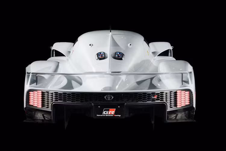 Được biết, siêu xe Toyota mới này nhiều khả năng sẽ sử dụng hệ thống truyền động của mẫu xe chiến thắng Le Mans TS050 bao gồm động cơ V6 2.4L tăng áp kép có công suất gần 1.000 mã lực.