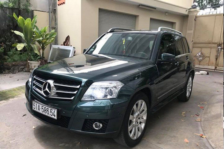 Chiếc Mercedes-Benz GLK300 4Matic đời cũ này hiện đang được chủ nhân ở Sài Gòn rao bán thuộc phiên bản sản xuất năm 2009. Xe có ngoại thất màu đen bóng còn khá mới.