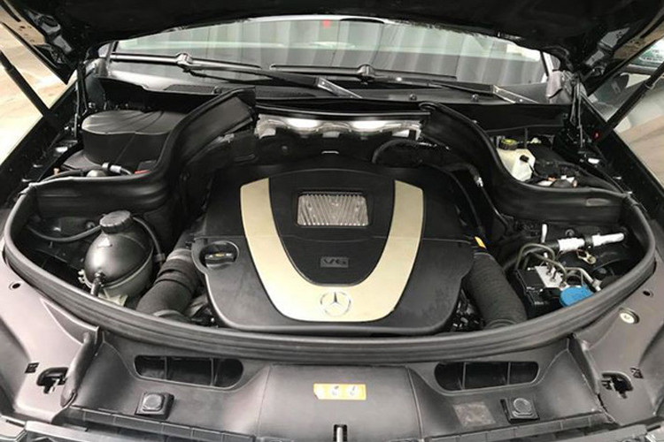 Xe được trang bị khối động cơ xăng V6 3.0L, kết hợp với hộp số 7G-Tronic 7 cấp cho công suất tối đa 231 mã lực tua máy 6.000 vòng/phút và mô-men xoắn cực đại 300Nm tại tua máy 2.500 - 5.000 vòng/phút.