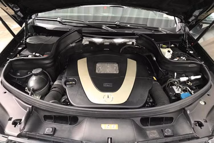 Xe được trang bị khối động cơ xăng V6 3.0L, kết hợp với hộp số 7G-Tronic 7 cấp cho công suất tối đa 231 mã lực tua máy 6.000 vòng/phút và mô-men xoắn cực đại 300Nm tại tua máy 2.500 - 5.000 vòng/phút.