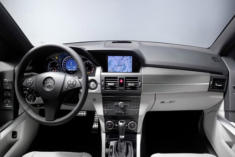 Nội thất Mercedes-Benz GLK 300 với nhiều trang bị hiện đại.