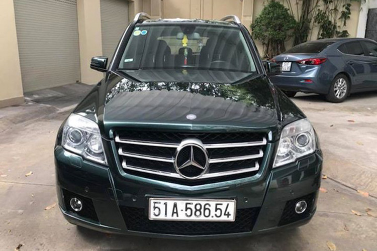 Những chiếc xe sang Mercedes-Benz GLK 300 4MATIC đã gây bất ngờ khi có giá trị mua cũ rơi vào tầm giá không tưởng như vậy ở thời điểm hiện tại. Bởi cách đây 6-7 năm, mẫu SUV cỡ nhỏ này rất nổi tiếng và khá được ưa chuộng vì sở hữu thiết kế mạnh mẽ, sang trọng.