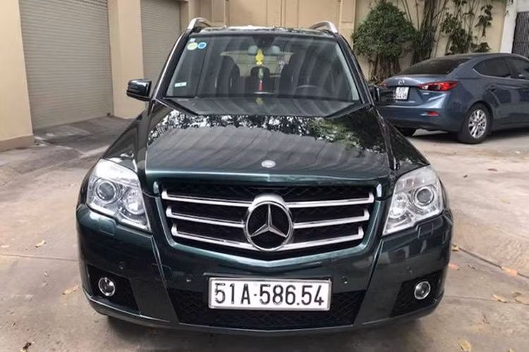 Những chiếc xe sang Mercedes-Benz GLK 300 4MATIC đã gây bất ngờ khi có giá trị mua cũ rơi vào tầm giá không tưởng như vậy ở thời điểm hiện tại. Bởi cách đây 6-7 năm, mẫu SUV cỡ nhỏ này rất nổi tiếng và khá được ưa chuộng vì sở hữu thiết kế mạnh mẽ, sang trọng.