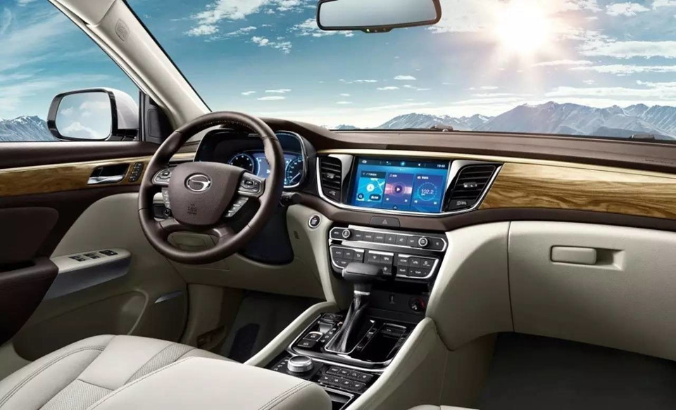 Trumpchi GS8 có nhiều điểm khá giống với Mercedes-Benz GLS. Xe trang bị động cơ 2.0L 4 xy-lanh tăng áp với 198 mã lực và mô-men xoắn 320 Nm cùng hộp số tự động 6 cấp và hệ dẫn động 4 bánh toàn thời gian.