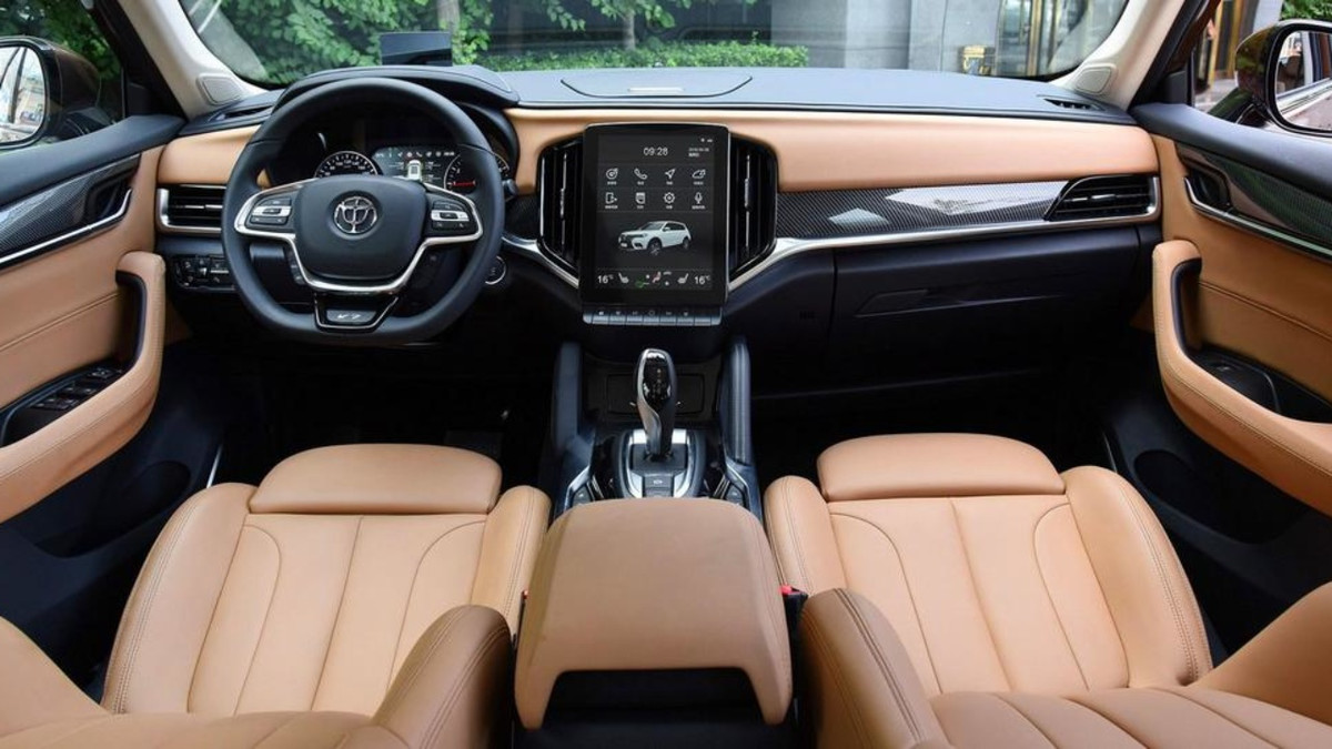 Có khá nhiều điểm bên trong nội thất xe giống với các mẫu xe của BMW như vô lăng thể thao 3 chấu tích hợp nút bấm, cần số...