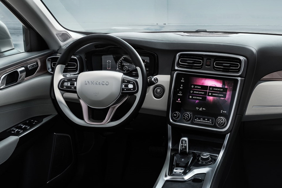 Cụ thể, xe trang bị 2 phiên bản động cơ 3 xy-lanh 1.5L và 4 xy-lanh 2.0L của Volvo. Lynk &amp; Co 01 dự kiến bán tại Trung Quốc vào cuối năm nay.