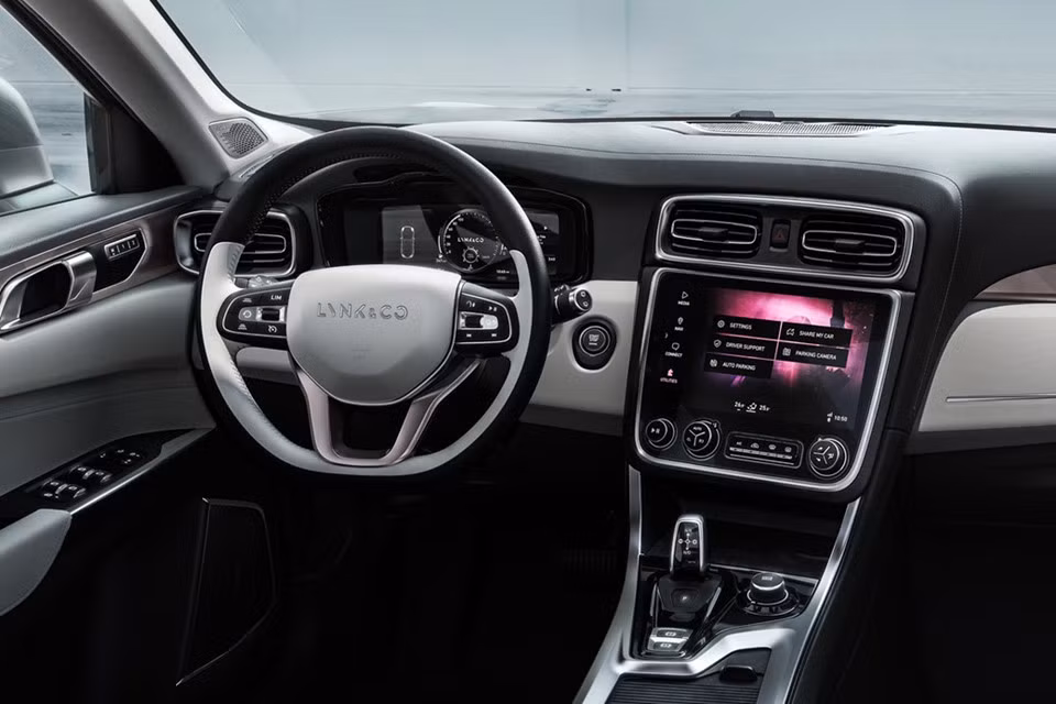 Cụ thể, xe trang bị 2 phiên bản động cơ 3 xy-lanh 1.5L và 4 xy-lanh 2.0L của Volvo. Lynk &amp; Co 01 dự kiến bán tại Trung Quốc vào cuối năm nay.