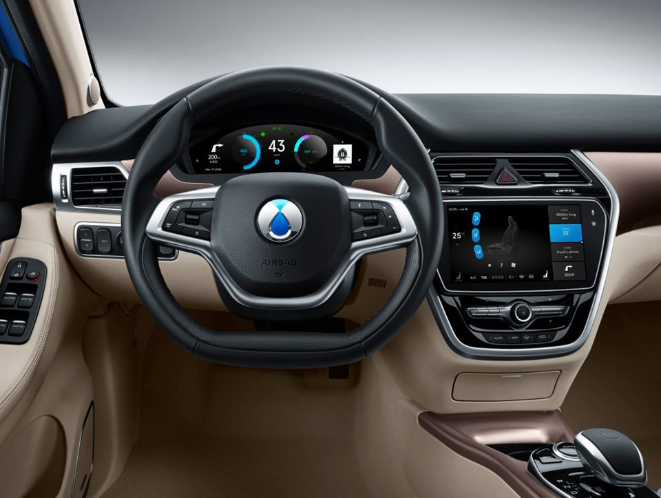 Nhiều nét bên trong nội thất cũng rất giống các mẫu xe của Mercedes. đặc biệt là thiết kế vô-lăng và cụm điều khiển trung tâm.