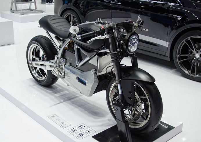 Giảm xóc dạng up-side-down của 899 Panigale. Hệ thống phanh của xe cũng đã nâng cấp từ đĩa đơn lên đĩa kép, đi kèm theo là cặp kẹp phanh Brembo M50 thửa từ Ducati 1299 Panigale.