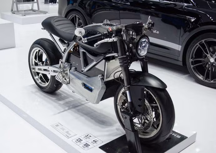 Giảm xóc dạng up-side-down của 899 Panigale. Hệ thống phanh của xe cũng đã nâng cấp từ đĩa đơn lên đĩa kép, đi kèm theo là cặp kẹp phanh Brembo M50 thửa từ Ducati 1299 Panigale.