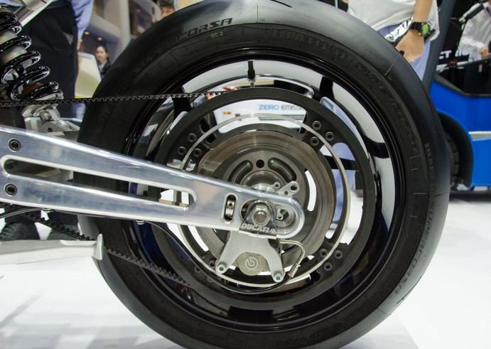 "Dàn chân" mới, hệ thống phanh trước cũng được nâng cấp lên loại đĩa đôi. Cụm đèn trước cũng được thay bằng loại đèn LED Daymaker quen thuộc cho cảm giác hiện đại và tương lai hơn.