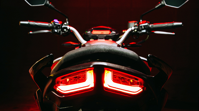 Đuôi xe nổi bật với hệ thống đèn LED trước sau bắt mắt và hiện đại.