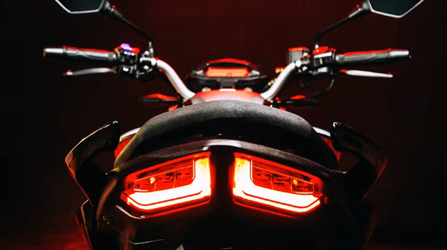 Đuôi xe nổi bật với hệ thống đèn LED trước sau bắt mắt và hiện đại.