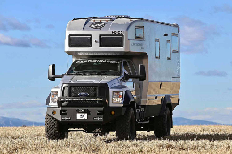 Nhìn bên ngoài có thể thấy chiếc EarthRoamer XV-HD Ford F-750 to lớn, cứng cáp và rất sang trọng ví như biệt thự di dộng.