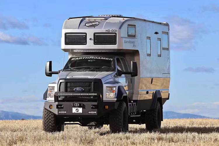 Nhìn bên ngoài có thể thấy chiếc EarthRoamer XV-HD Ford F-750 to lớn, cứng cáp và rất sang trọng ví như biệt thự di dộng.