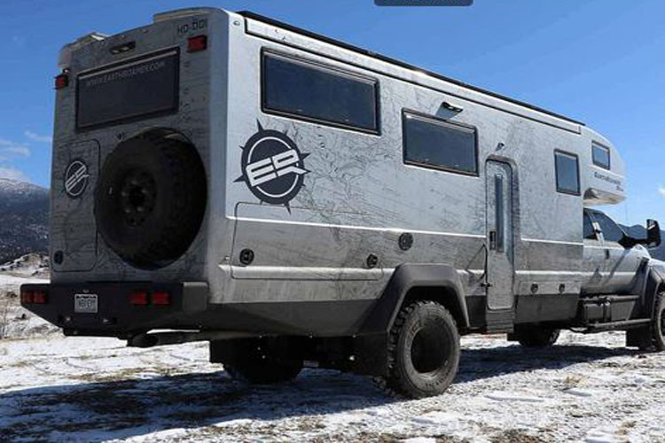 EarthRoamer XV-HD sử dụng lốp dã chiến Michelin XZL 46 inch, hệ thống treo khí nén phía sau dùng giảm xóc và cân bằng thủy lực của Fox.